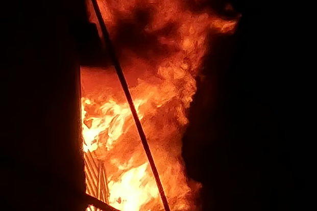 lamiah02022002's tweet photo. Dhaka Fire Update!
A massive fire at Manzur Khan Plaza in Chawkbazar was brought under control after 12 hours. Ten firefighting units battled narrow lanes, heavy smoke and water shortages. No casualties reported.
#Bangladesh #Dhaka #Chawkbazar #FireIncident #BreakingNews https://t.co/DTIg9gLw1e