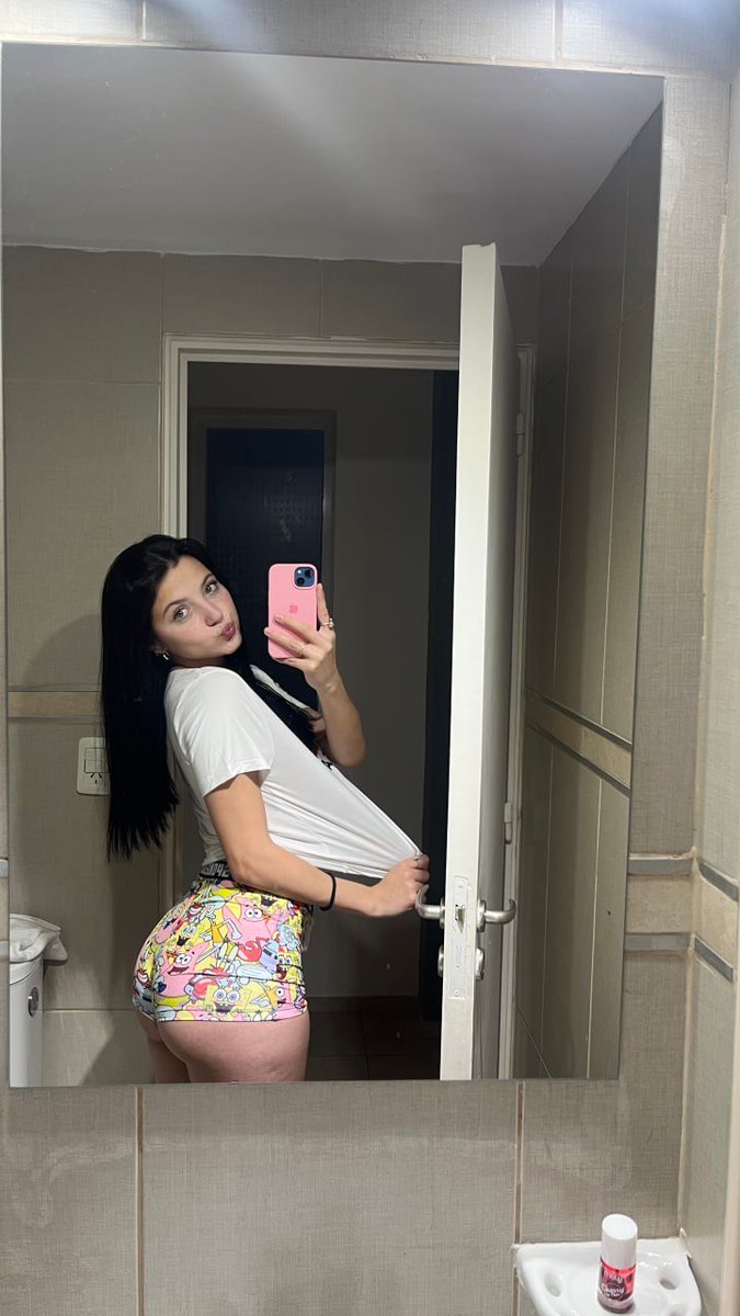 xozoemusee's tweet photo. this is your sign to get comfy… although i might be a little too distracting tonight 🌙 https://t.co/hmCC9d2eHU