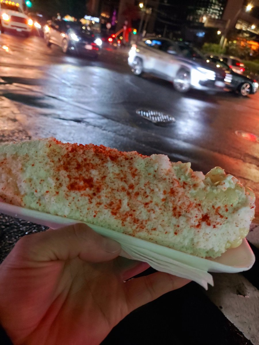 ismaelroch44's tweet photo. Fui a ver la carcacha esa de Checo y no pude resistirme a un elote jajaa https://t.co/bY9ihdhtqL