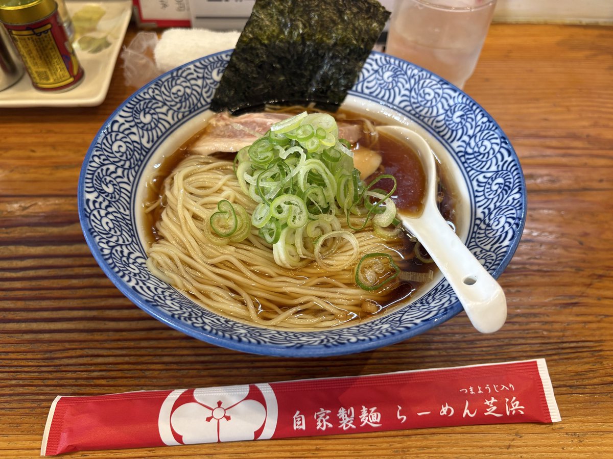 chak19701211's tweet photo. 10/13 らーめん芝浜
冷やしらーめん　芝南蛮みそらーめん
真昆布の佃煮✖️2
今日はこちら🍜
今日から季節限定のみそが始まるので訪問。夏季限定の冷やしは昨日まででしたが10食ほどあるとの事で、通常ありえない冷やし→みその連食🍜
高橋さん・山本さんとも楽しくお話し出来ました♪明日行ってきます🍏 https://t.co/E1fpE798gN