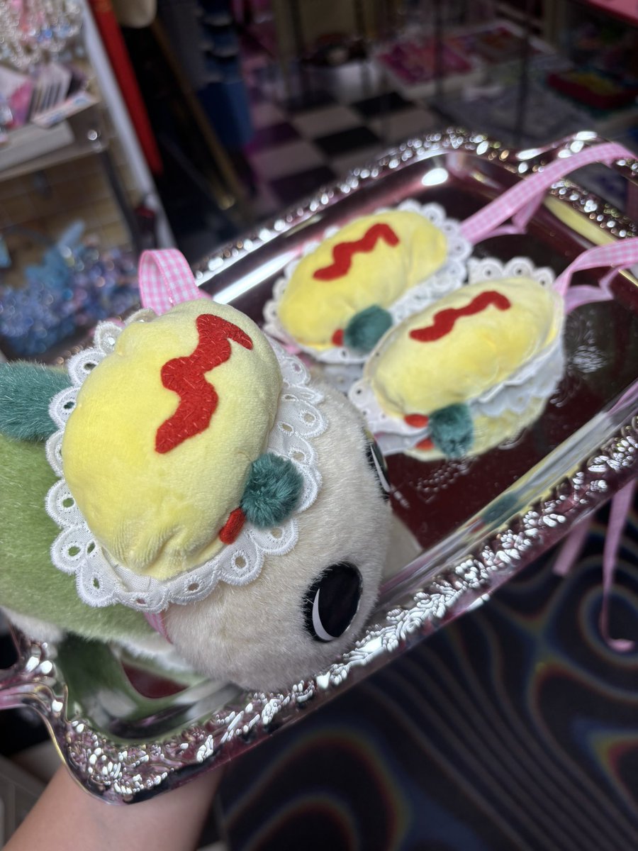 Utopiakoenji2's tweet photo. オムライスベッドドレスができました🍳🍅
背負わせてもかわいいですね
人間のブレスレットにしてもかわいいかも
それにしてもなみすけオムライスがよく似合います

#高円寺桃源郷 https://t.co/yLlw5e3juw