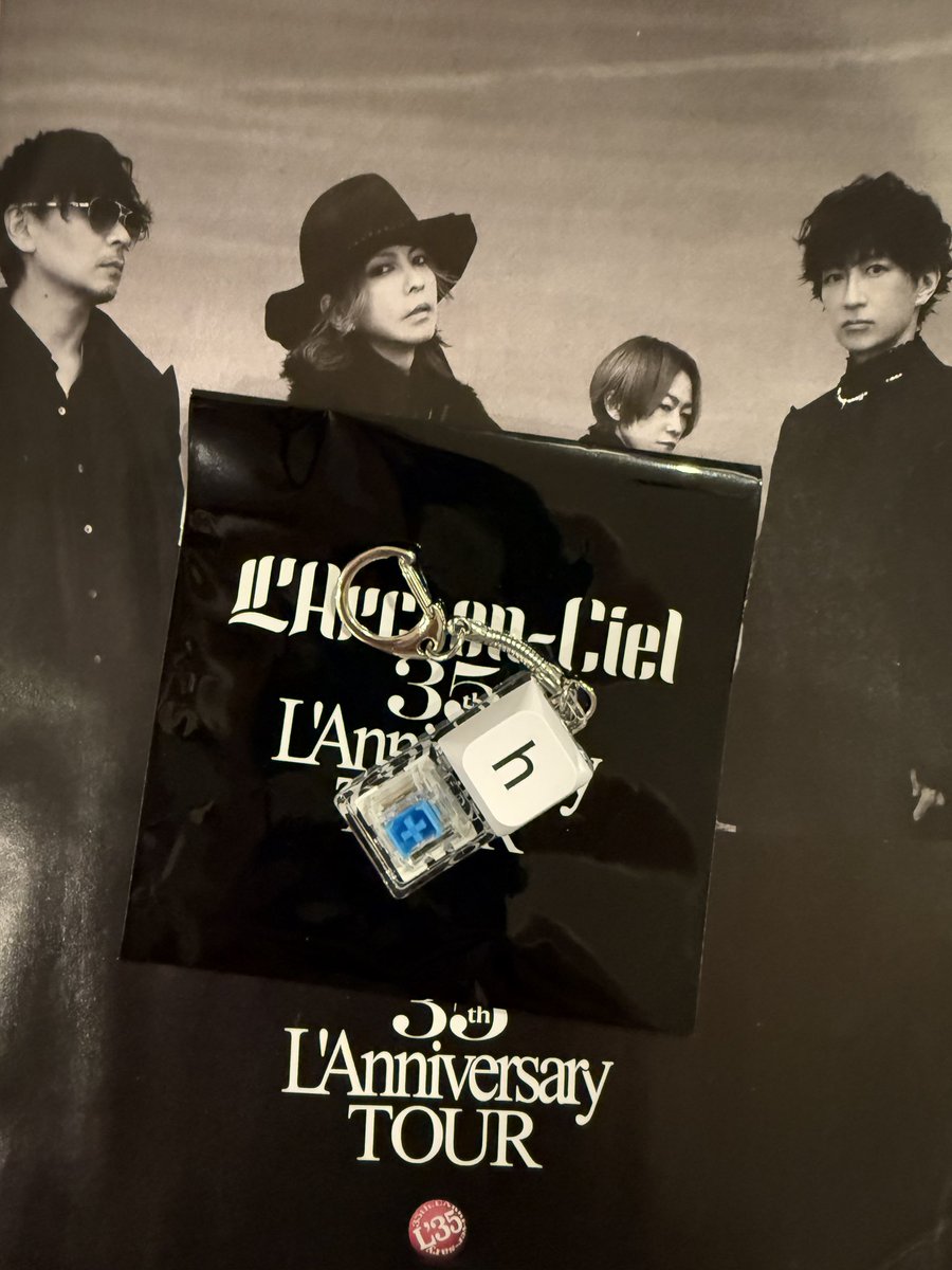 piroanna's tweet photo. 悲報

カバンにつけていたラルくじの
カチカチhydeさんが、どこかへ飛び立ってしまいました😭🪽💨

パーツが取れやすいみたいなので
お気をつけください💦💦
hの文字だけ残ってしまった😢 https://t.co/fAvoulmLMR