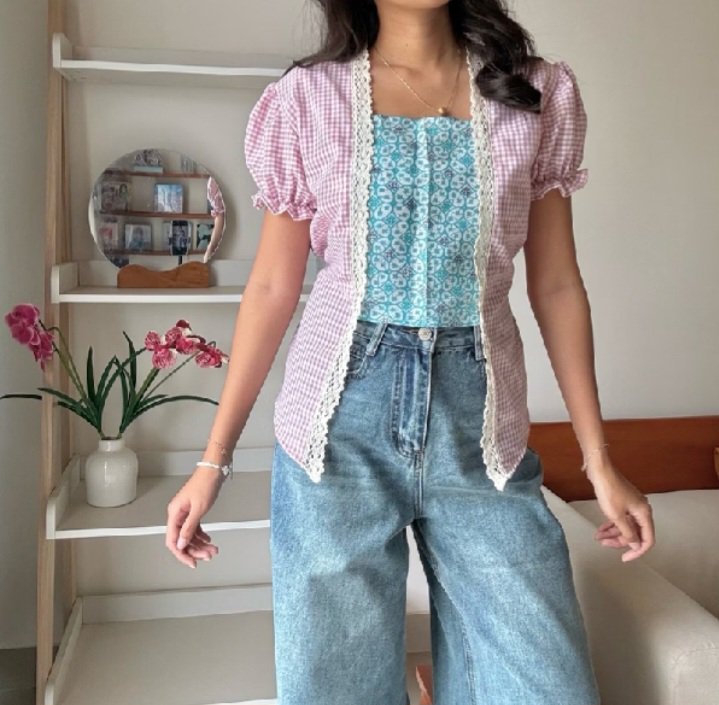 Jielsyy_'s tweet photo. pls atasan model kebaya gini lucu banget?? 😭🎀

perpaduan gingham pink sama motif birunya bikin outfit kelihatan vintage girly, cocok buat yang suka style coquette tapi tetep casual.

dipaduin sama jeans aja udah manis banget 🩷 https://t.co/2wUv5bEmKe