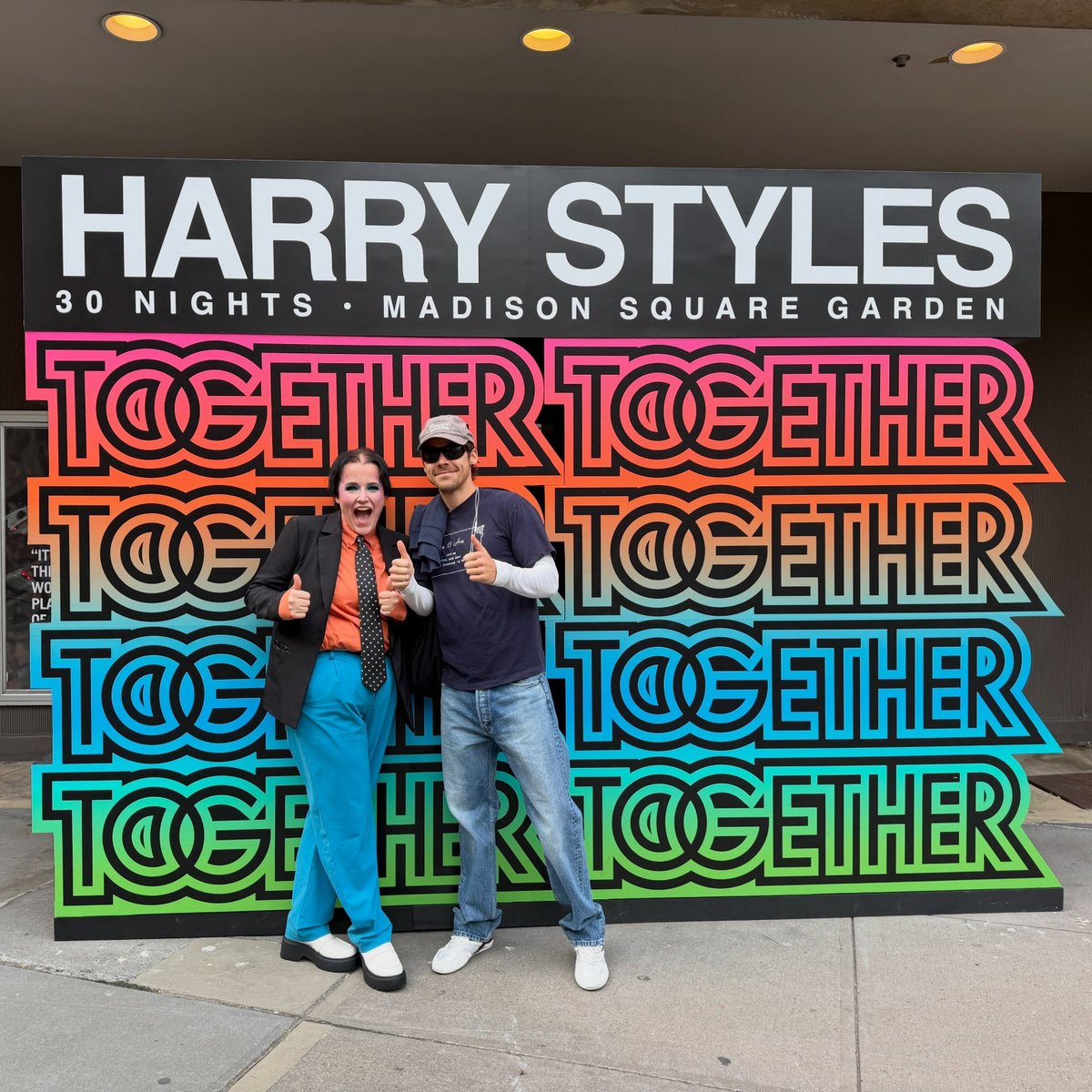 HSNewsItalia's tweet photo. TOGETHER, TOGETHER! Un fan stava scattando una foto ricordo al MSG quando all'improvviso è spuntato Harry, che stava passando di lì in quel momento, e si è intrufolato nello scatto come se niente fosse. 🥹

© a.alyakim https://t.co/662pNVgolm