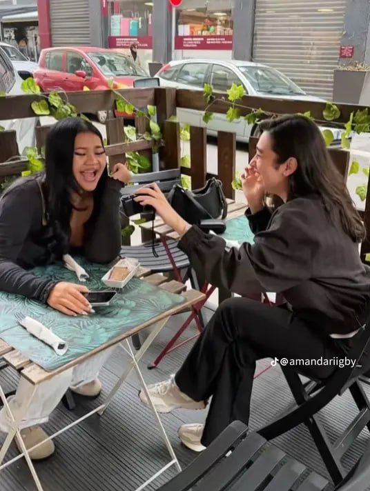 lostanotherbyte's tweet photo. Andre Taulany sama Amanda ajak jalan Arlova.
Pret si yg kemarin bilang si Arlova kaga seneng bapaknya kawin lagi. ini dia happy aja punya emak baru😫🙏 https://t.co/JVgylUgfHZ