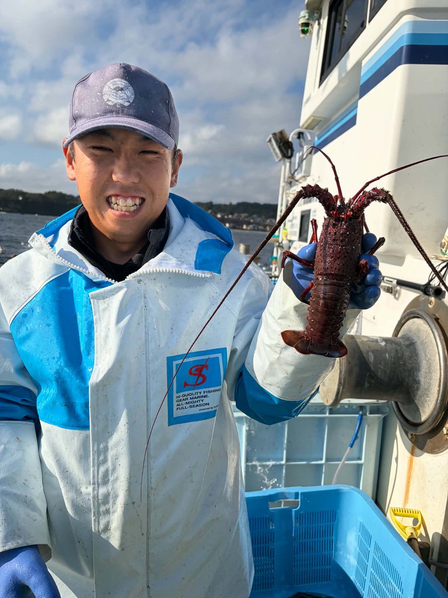 soichiro_Aomori's tweet photo. 青の煌めきあおもり国スポ　4日目④

愛子内親王殿下におかれましては、無事にフェンシング競技をご覧いただき、現在、むつ市役所にお立ち寄り中です。

熱い奉送迎ありがとうございました。

この後、まもなく、かさまい館に向かいます。

この間、

少年男子サッカーが決勝進出の嬉しいニュース。

そして、なんとむつ市大畑町の津軽海峡の定置網に伊勢海老🦞がかかったと友人の漁師から一報が。伊勢海老がむつ市に到着したのも史上初。

目が出て、めでたし。脱皮で成長。ヒゲと曲腰で長寿。

津軽海峡までお成りをお祝い。

AOMORI GO!

#aomorikokuspo