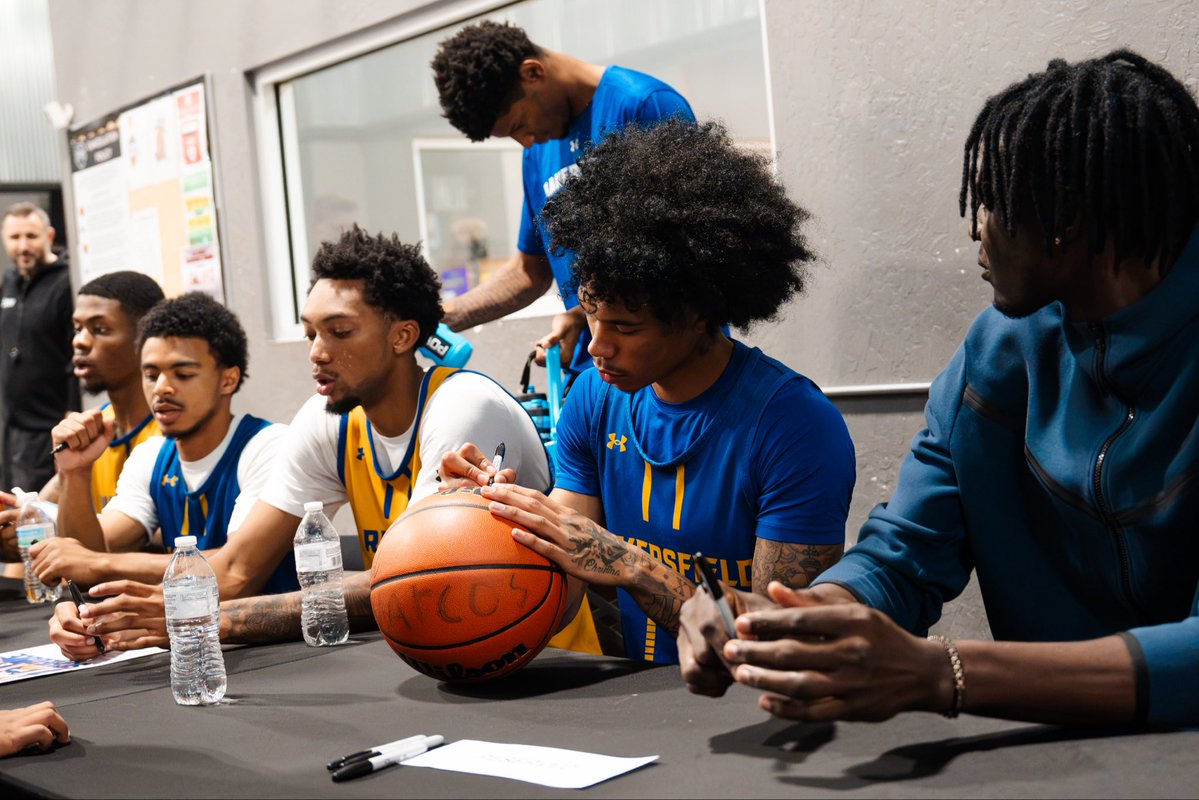 CSUB_MBB's tweet photo. Bringing Roadrunner basketball to the community! 

Our guys took over the court at GSA for a special practice, giving fans an up-close look at the team while sharing some memorable moments, photos, and autographs!

Thank you to GSA &amp; everyone who came out! 👌

#RunnersOnTheRise📈 https://t.co/NP03Xftprn