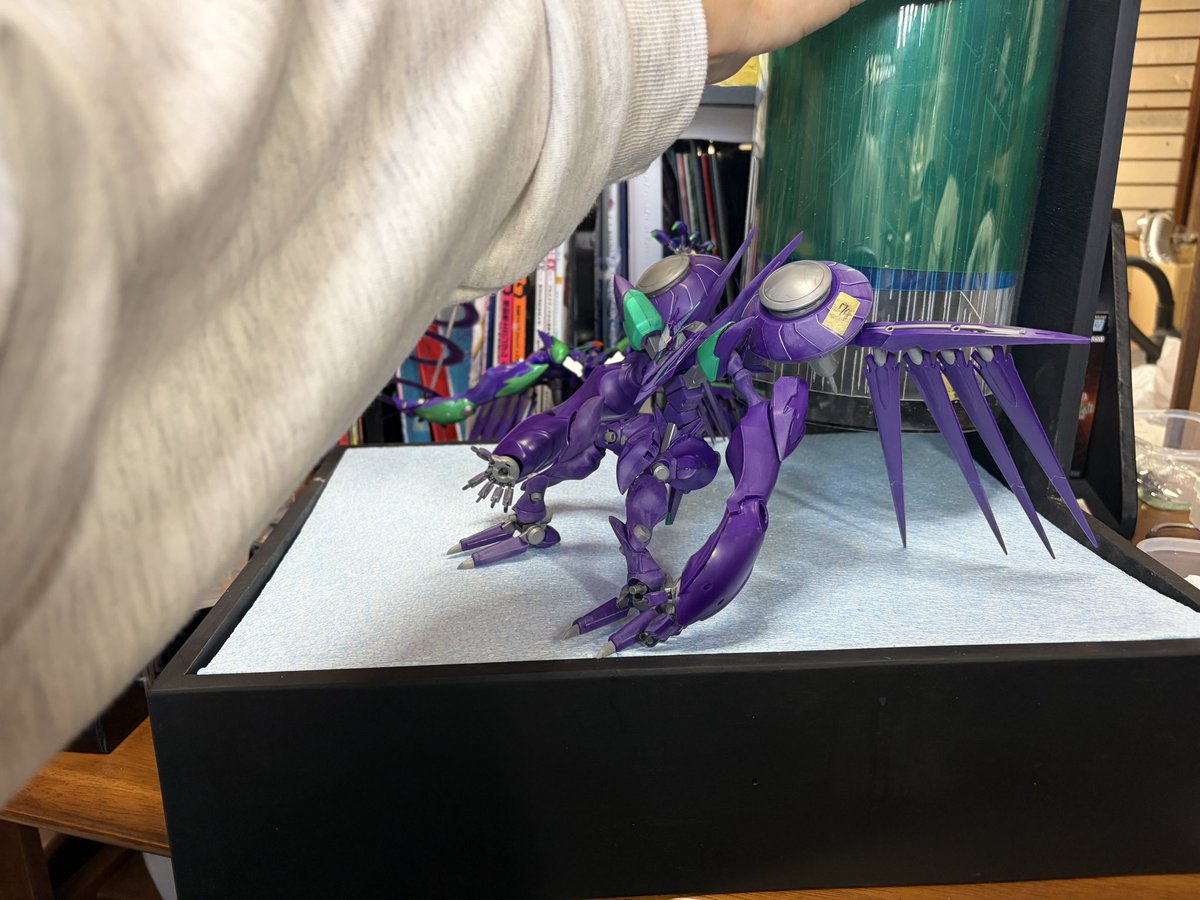 usakai00's tweet photo. @35wGP1IZtl4yCAP 地面の結晶群
・クラッシュガラス
画像の買ってみたら粒の大きさが微妙にエメラルドグリーンのが大きかった
・紙粘土　100均
・タミヤの情景テクスチャー粘土
(結局全部隠れたのでテクスチャー粘土はあまり意味がなかった気がする。) https://t.co/IbY1SkfUUe