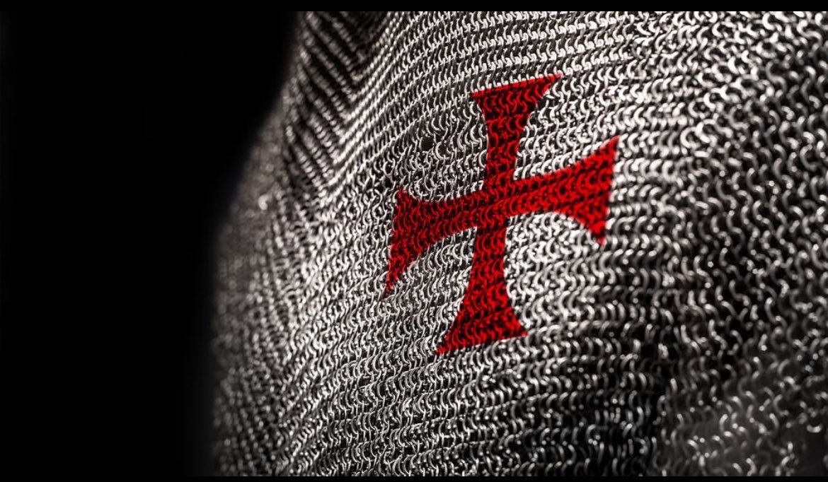 MocnyPetr62670's tweet photo. 13. říjen 1307 – Tisíce členů Řádu templářů byly na příkaz francouzského krále Filipa IV. Sličného uvrženo do vězení. Označil Templáře za kacíře, uvěznil představitele řádu a začal s konfiskací jejich obrovského majetku.

Za úsvitu v pátek 13. října 1307 francouzští vojáci a úředníci vtrhli do každého templářského domu ve Francii a zatkli všechny přítomné. Král Filip IV. Sličný (1268–1314) nařídil mučení členů řádu, které zahrnovalo hladovění, nedostatek spánku, pálení nohou a natahování na skřipci. Pod tímto nátlakem se templáři přiznávali k různým hříchům a zločinům, jako bylo plivání na kříž, líbání a sexuální styky mezi členy řádu, zapírání Krista a uctívání falešných bohů a démonů.

Koordinovaný útok na templářský řád, který od roku 1120 chránil poutníky do Svaté země, byl motivován jejich mocí a bohatstvím. V Evropě, zejména ve Francii, Anglii a Španělsku, templáři vybudovali síť základen a komend, odkud spravovali rozsáhlé pozemky a další majetek, který získali od členů řádu, bohatých příznivců, řemeslnou výrobou a obchodem. Navíc byli osvobozeni od placení daní.

Komendy fungovaly podobně jako dnešní banky, poskytovaly půjčky, financovaly hospodářské a vojenské projekty a umožňovaly bezpečný přesun peněz. V jedné části Evropy jste mohli peníze uložit a na základě potvrzení je vybrat v jiné komendě na druhém konci kontinentu. Templáři přišli do Čech za vlády Václava I. kolem roku 1232 a během svého 80letého působení zde založili čtyři komendy, v Uhříněvsi, Jamolicích, Čejkovicích a na hradě Templštejn.

Filip IV. Sličný se rozhodl udeřit na templáře ve Francii, aby se zbavil svých dluhů, protože byl jedním z jejich největších dlužníků. Situace byla příznivá, protože po pádu města Akko v roce 1291, posledního křižáckého přístavu v Palestině, se templáři stáhli na Kypr a jejich hlavní úloha ochrany poutníků ztratila smysl. K útoku na templáře však francouzský král potřeboval podporu papeže, kterou získal po roce 1305, kdy zajal papeže a dosadil na papežský stolec Francouze Klementa V.

V letech následujících po osudném „pátku třináctého“ bylo mnoho templářů upáleno na hranici a papež Klement V. v roce 1312 řád oficiálně rozpustil. Poslední velmistr templářů, Jakub z Molay, byl 18. března 1314 spolu s dalšími vysokými hodnostáři odsouzen k doživotí za kacířství, čarodějnictví a další zločiny.

Jakub z Molay však překvapivě odvolal své přiznání, které bylo vynuceno mučením, což vedlo k tomu, že byl téhož dne odsouzen k smrti upálením. Při popravě údajně proklel francouzského krále Filipa IV. Sličného a papeže Klementa V., přičemž je povolal k Božímu soudu do roka a do dne. Tato kletba se naplnila, když papež zemřel 33 dnů po Molayově popravě a král Filip ho následoval 29. listopadu téhož roku. Filipovi synové zemřeli krátce po sobě bez mužských potomků, což vedlo k vymření dynastie Kapetovců ve Francii v roce 1328. Navíc Francie krátce poté (1337) vstoupila do stoleté války s Anglií a po roce 1347 byla zasažena epidemií moru.

Templštejn u Jamolic

Nad pravým břehem řeky Jihlavy ve vzdálenosti tří kilometrů od obce Jamolice se na skalnatém ostrohu tyčí zbytky templářského hradu a komendy Templštejna, který byl vybudovaný v období let 1281 až 1298. O komendě však prameny hovoří už v roce 1279. Z původního hradu, jehož architektura se nechala inspirovat anglickou, se dochovaly jen zbytky paláce, brána, studna a část plášťového opevnění. Ve své době patřil hrad k největším hradním areálům v této části Moravy. 

Nikdy nebyl dobyt a předpokládá se, že v 16. století vyhořel ( 📸 níže ⤵️)
