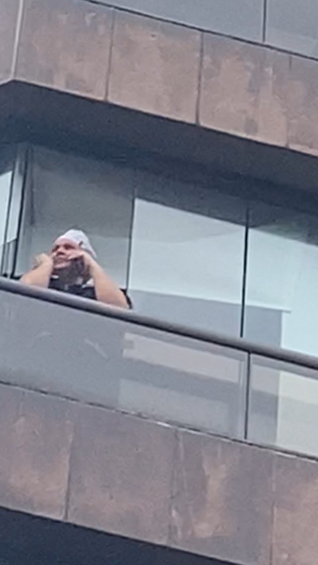 bluebelrj's tweet photo. Gente, foi lindo demais a funcionária na praia de Icaraí vibrando com a manifestação. Ela nos filmava e nós filmávamos ela. E em outros momentos ela falava com alguém ao cel.. Não há necessidade em querer cavar hate colando um adesivo do milician0 na janela do apt.. https://t.co/9hCAa4UWW8