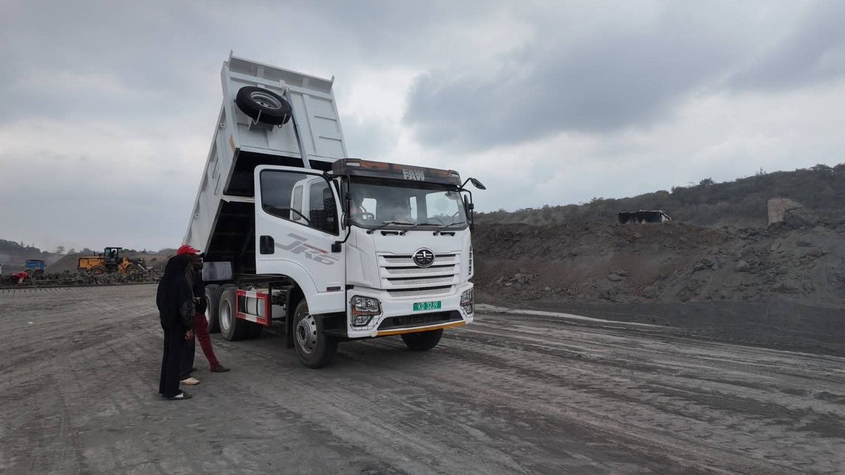 anj_116_'s tweet photo. Welcome to Anjeyo Truck Sales; Your one stop shop for Sustainable Transport solutions through sale of brand new and used trucks. I offer the following services. 

✅️Sell Brand New SinoTruk Howo, FAW and Tata Trucks 
✅️ Sell and source for used trucks for a commission 
✅️ Run Ads for used trucks for a nominal fee. 

Today's Truck of the Day: FAW JK6 CA 3223 6x4 Tipper (aka The Weighbridge King)

Engine Model: 6.06L Deutz Technology, Turbocharged, Intercooled
In-line 6
Output: 220 HP & 820Nm of Torque
Transmission: 8-Speed Manual (8F / 2R) with PTO

Gross Vehicle Weight (GVW): 26T
Tareweight: 10.2T
Payload Capacity: 16T (Before joining a sacco)

Fuel Capacity: 300 Litres
Emissions Standard: Euro III

6x4 Drive
Air Brakes with ABS
Power Steering
Spacious Sleeper Cab

Suspension: Parabolic Leaf Springs (Front) with Bogie Suspension Rear 

Colors Available: Orange, Blue, White, Grey 

Turnaround Time: 2 weeks.

KES 7,020,000 Complete 

☎️0720586035

https://t.co/BOoa5qshz2