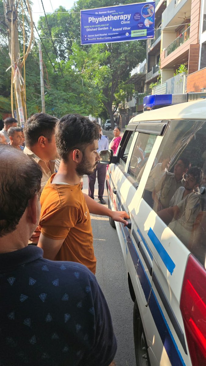 avabcrwa's tweet photo. @DCP_SHAHDARA @ShoAnandvhar Thanks for quickly arriving and helping the residents deal with thieves.

A-50 Anand Vihar, Delhi https://t.co/ntv7N4XlYf