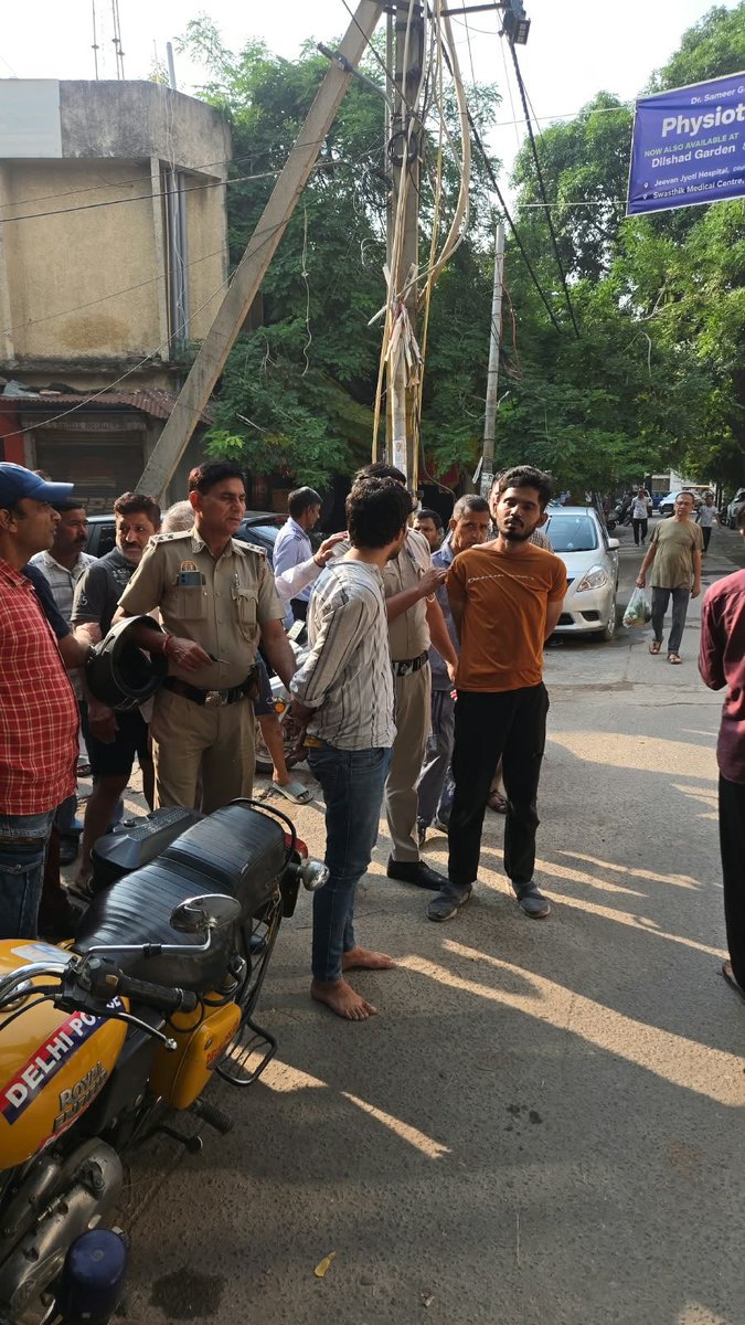 avabcrwa's tweet photo. @DCP_SHAHDARA @ShoAnandvhar Thanks for quickly arriving and helping the residents deal with thieves.

A-50 Anand Vihar, Delhi https://t.co/ntv7N4XlYf