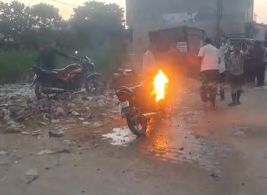 bstvlive's tweet photo. सिद्धार्थनगर : चेतिया कस्बे में खड़ी बाइक में लगी आग

➡️ चेतिया कस्बे में खड़ी बाइक में लगी आग
➡️ बाइक में आग लगते मौके पर अफरा-तफरी
➡️ मिश्रौलिया थाना क्षेत्र का मामला

#Siddharthnagar #BikeFire #UPNews #BreakingNews @siddharthnagpol https://t.co/69WJF02fEM