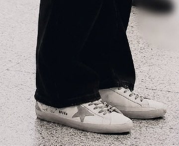 tioan's tweet photo. THE HEXAGONAL BIRD ON THE RIGHT SHOE AND “LET’S WALK MANY MORE ROADS TOGETHER” ON THE LEFT SHOE AHHHHHH THEY’RE SO LOUD WITHOUT EVEN SAYING A WORD 😭😭😭😭

#政瞳 #aylio https://t.co/hBjmveESxp