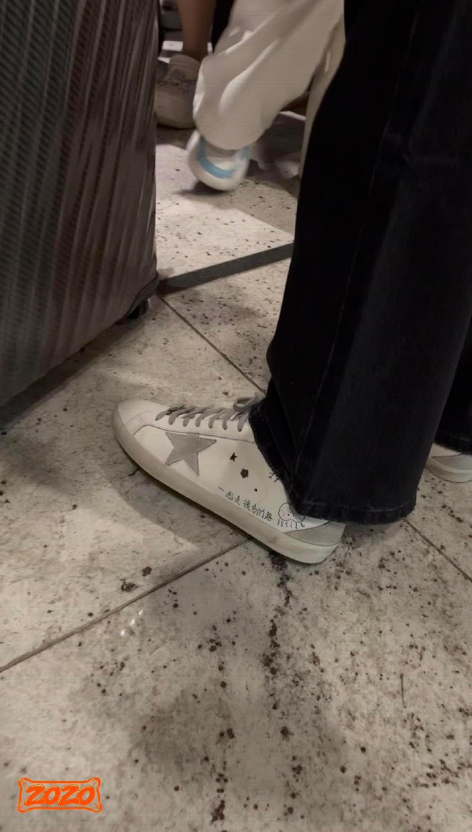 tioan's tweet photo. THE HEXAGONAL BIRD ON THE RIGHT SHOE AND “LET’S WALK MANY MORE ROADS TOGETHER” ON THE LEFT SHOE AHHHHHH THEY’RE SO LOUD WITHOUT EVEN SAYING A WORD 😭😭😭😭

#政瞳 #aylio https://t.co/hBjmveESxp