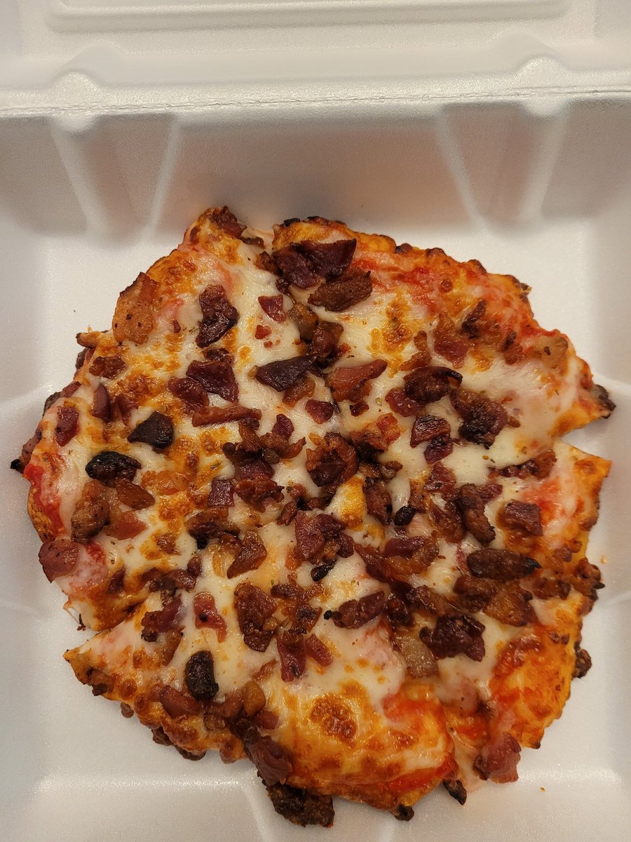 TheIndianaPizza's tweet photo. Whiskey Business in Southport 

1. Great name (pun of the name of Cruise film called Risky Business)
2. Nice staff
3. Check out this photo of a pizza with bacon from there. YUM! 🍕🍕🍕 https://t.co/0vlk9xCyzc