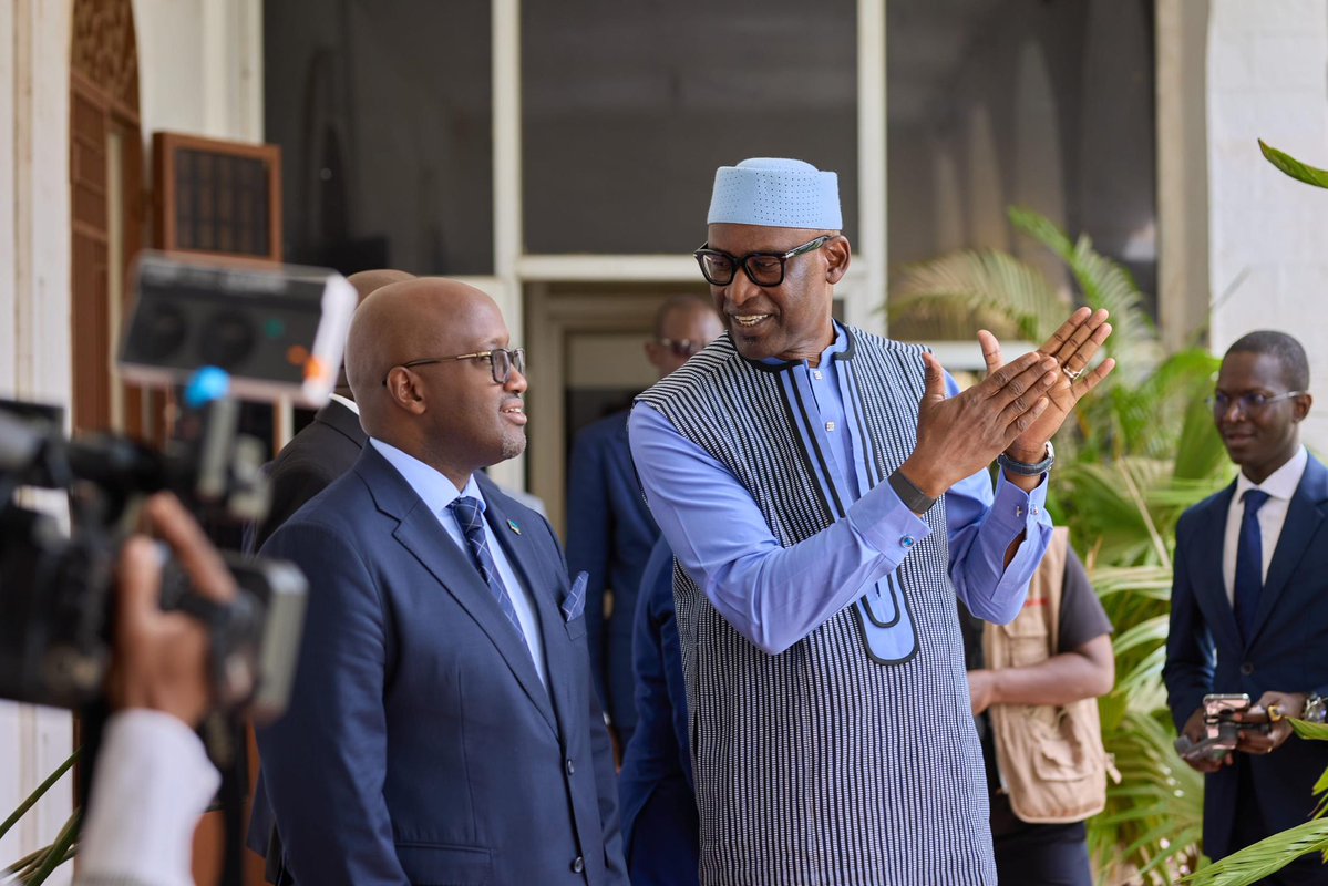 RwandaMFA's tweet photo. Dans le cadre de sa visite de travail et d’amitié à Bamako, au Mali, le Ministre @onduhungirehe a rencontré aujourd’hui son homologue malien, S.E.M. Abdoulaye Diop, Ministre des Affaires étrangères et de la Coopération internationale.

Les échanges ont porté sur les relations bilatérales entre le Rwanda et le Mali, ainsi que sur les perspectives de renforcement de la coopération dans des domaines d’intérêt commun.