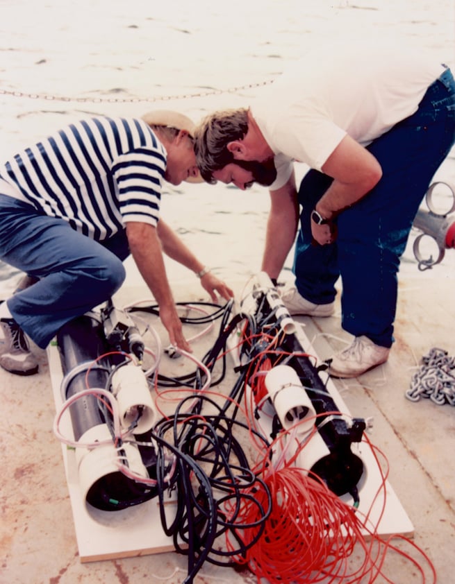alextowfigh's tweet photo. >sells 35¢ aquarium pH sensors after borrowing $10k from mom
>wins a DOE grant to measure seawater chemistry
>needs a spectrometer that fits in an underwater housing
>none exist, so they build one
>~1,000× smaller and 10× cheaper than lab gear

Ocean Optics put spectroscopy on a circuit board in 1992.

Descendants of that box are on Curiosity right now.

The expensive instrument rack doesn't die when someone builds a bigger lab. It dies when someone needs the measurement more than they need the building.