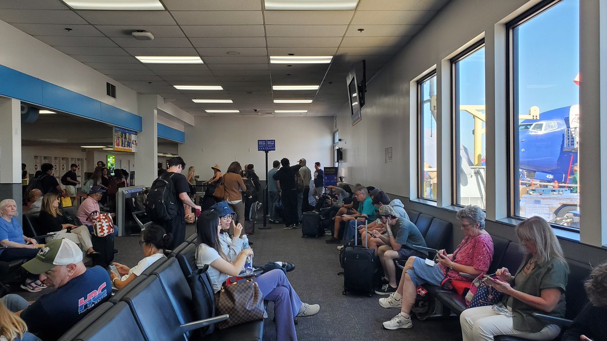 militantangleno's tweet photo. Today is the last day of operation for the O.G. @fly_BUR airport. Thanks for the memories, Bob Hope terminal.

#Burbank #SFV https://t.co/UDxoU1wlcb