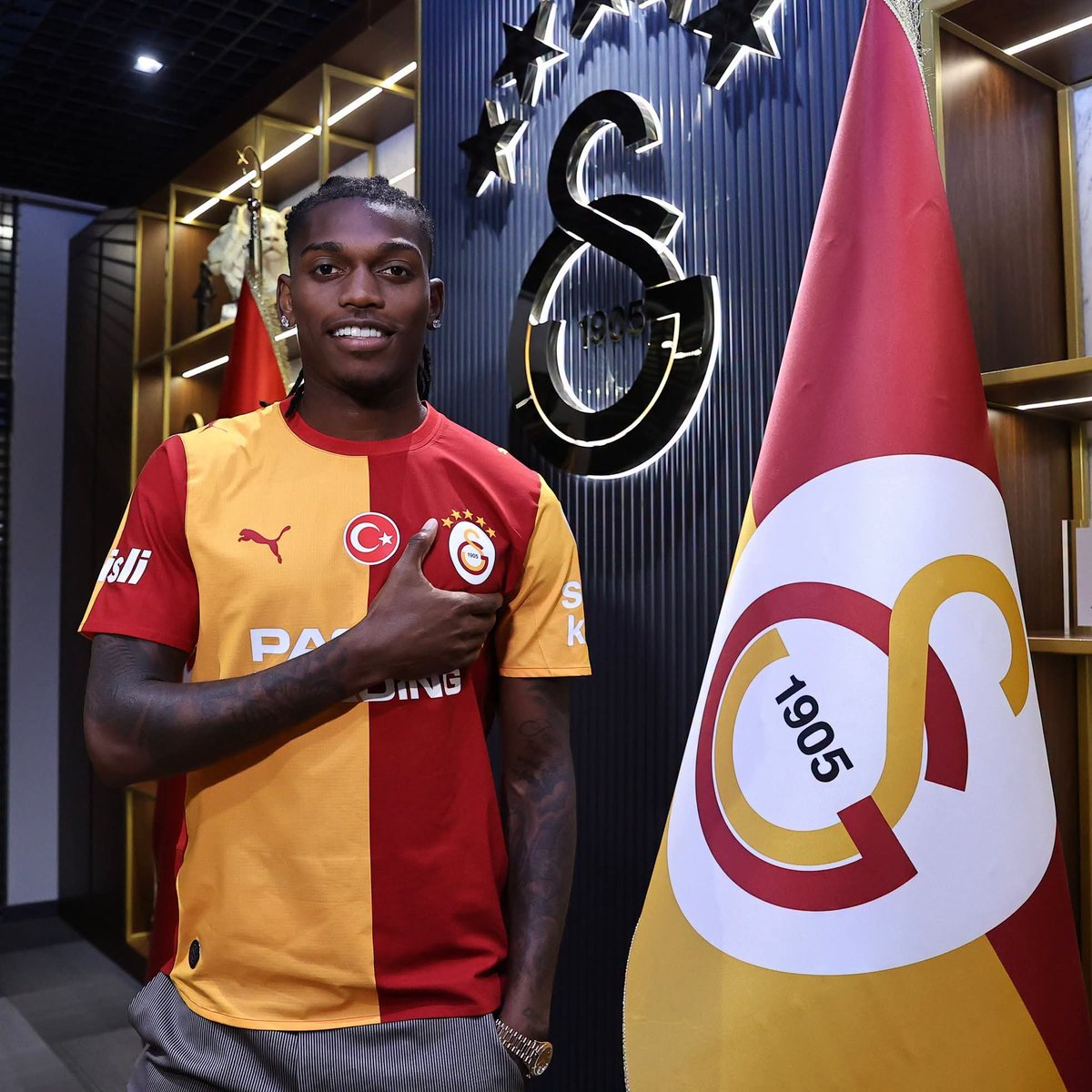 ALEKSEY_BAT10's tweet photo. Bugün barçayı 2 farkla yenip maçın adamı leao olacak nereden bildigimi sormayın skor da 4 2 biter yada başka 2 farkla biter. Bugün koyacağız ne olursa olsun #BugünGünlerdenGalatasaray https://t.co/i3tDphm9AN