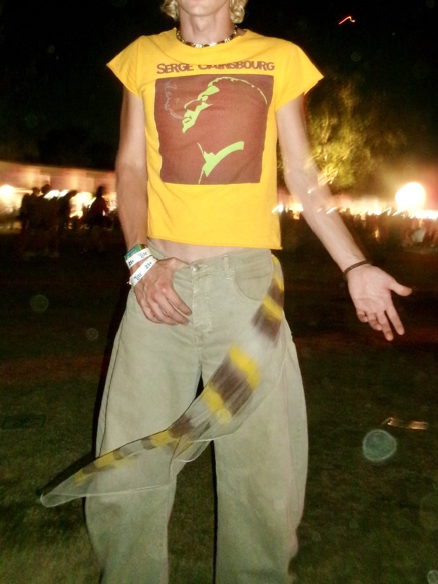 imchip's tweet photo. got so drunk off that topo chico I started kissing girls send tweet https://t.co/Jf6QdwG3f3