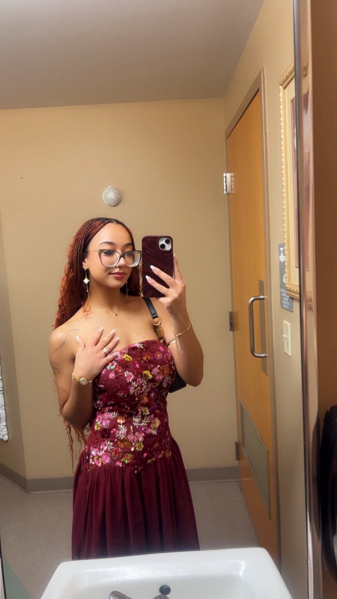 asieduahdevi's tweet photo. #slayed the reception https://t.co/M8pJbnP2RU