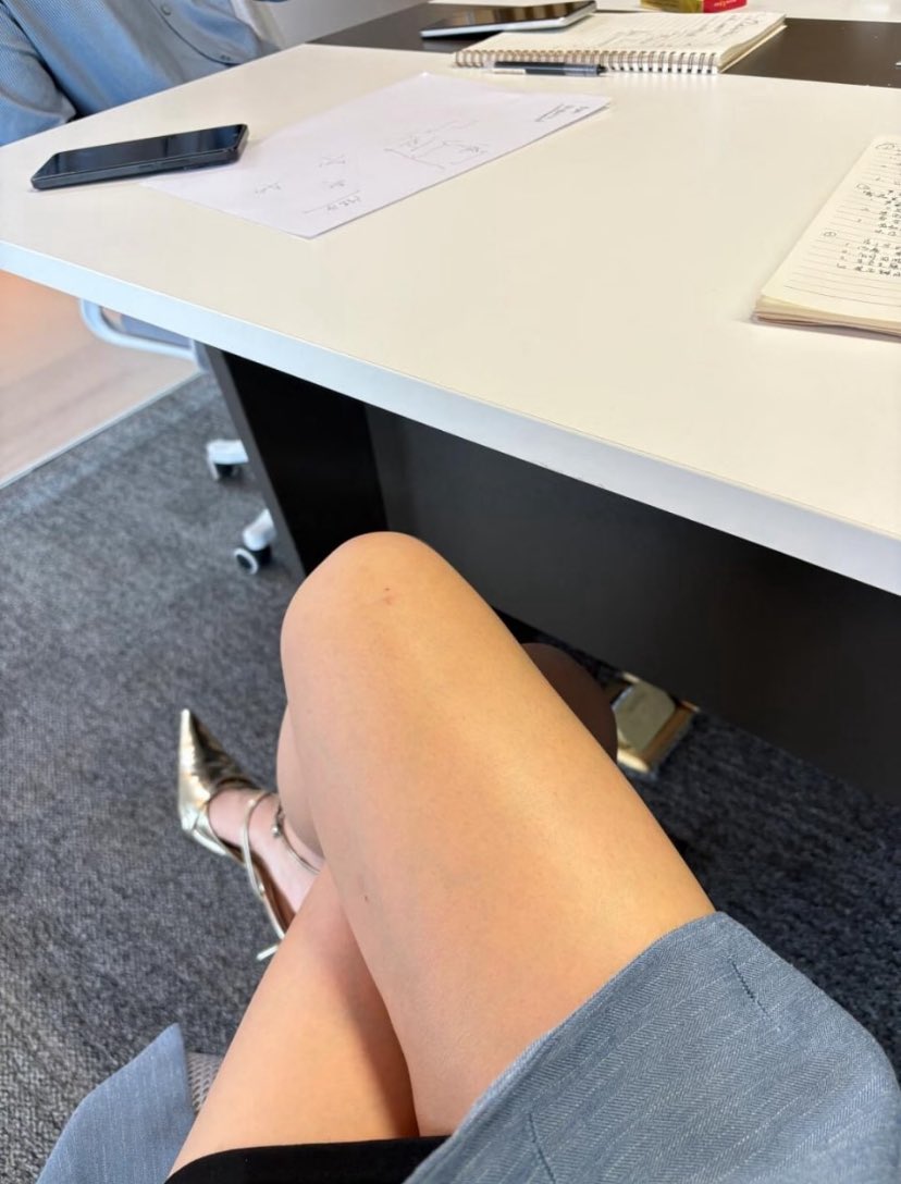 Tanglvshi's tweet photo. 要是被老大知道，开会的时候我在拍腿发给X上的男人们看，不知道他要不要去吃降压药？ https://t.co/cF6ZWaEU9a