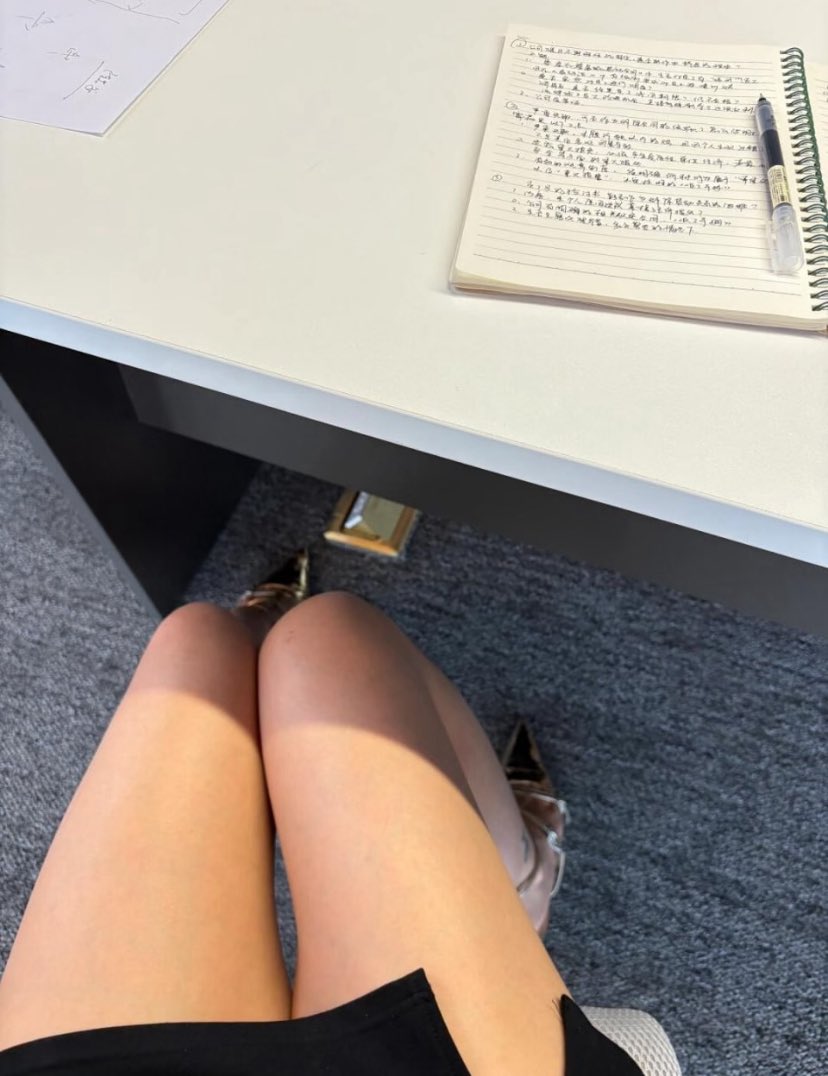 Tanglvshi's tweet photo. 要是被老大知道，开会的时候我在拍腿发给X上的男人们看，不知道他要不要去吃降压药？ https://t.co/cF6ZWaEU9a