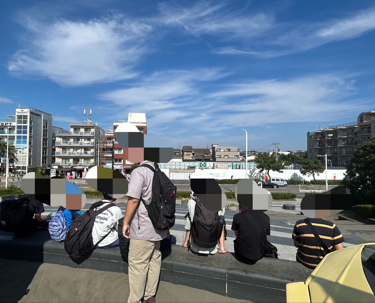 ToshikiYasumura's tweet photo. うちの顧問の精神科医の先生から

強すぎる不安、あまりにも安定しない気持ち、死にたさで耐えられないとか尖った部分を削ったりは医療の仕事だ。

ただ、医療には子供達の生活のなかで、子供達を同年代の子達と繋いだり世の中に沢山ある楽しいことでQOLをあげたりする力はない。でも、それが無いと、子供達は生きる気力を得たり、外に出ていく栄養はえられにくいんだけど、思春期の子達は青春の葛藤があるから、それを親がやろうとすれば傷つく。

それをどうにかするのは、安村くん達みたいな非医療従事者の子供達に関わる人達の仕事だよ、子供の面倒を見られる、気持ちを乗せられるというのはある種の成熟した大人の条件だから、安村くんは自分が大人であることを証明できればいいだけじゃないかな？

とかうまいこと言われて、毎日毎日毎日、生徒も我が子も壁なく揃った空間でチャレンジの繰り返しですよ。