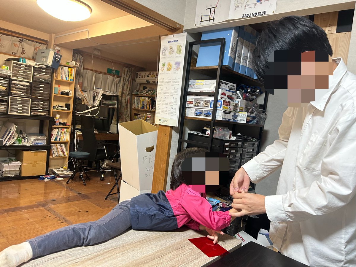 ToshikiYasumura's tweet photo. うちの顧問の精神科医の先生から

強すぎる不安、あまりにも安定しない気持ち、死にたさで耐えられないとか尖った部分を削ったりは医療の仕事だ。

ただ、医療には子供達の生活のなかで、子供達を同年代の子達と繋いだり世の中に沢山ある楽しいことでQOLをあげたりする力はない。でも、それが無いと、子供達は生きる気力を得たり、外に出ていく栄養はえられにくいんだけど、思春期の子達は青春の葛藤があるから、それを親がやろうとすれば傷つく。

それをどうにかするのは、安村くん達みたいな非医療従事者の子供達に関わる人達の仕事だよ、子供の面倒を見られる、気持ちを乗せられるというのはある種の成熟した大人の条件だから、安村くんは自分が大人であることを証明できればいいだけじゃないかな？

とかうまいこと言われて、毎日毎日毎日、生徒も我が子も壁なく揃った空間でチャレンジの繰り返しですよ。