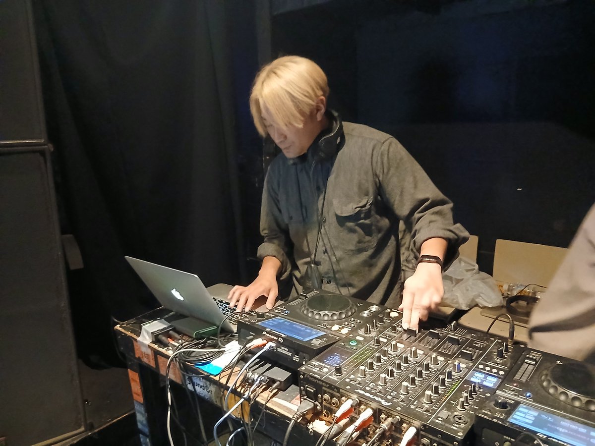 naruse_no17's tweet photo. 昨日のイベントでDJ機材のサポートをいただきましたのは、八王子と立川に二店舗あります「アニソンDJバーGluck」様です！

イベントもバー営業もありますので、皆様お気軽にお寄りください！

DJの練習もできます！

ご協力ありがとうございました！

#ANIVOCACROSS
#アニソンDJバーgluck https://t.co/TaDPZoHZf3