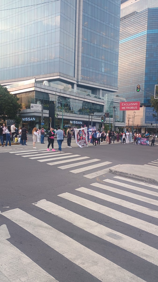 clauchocolates8's tweet photo. Bloqueo en Insurgentes  Sur a la Altura de Dr Galvez por Manifestación de trabajadores de la Salud IMSS, por falta de materiales medicamentos falta de personal y por aumento salarial digno https://t.co/Z9POtHe2bd