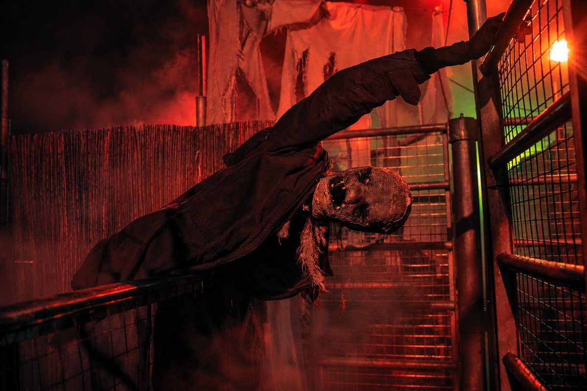 MCNLNUK's tweet photo. THE CROWS ARE WATCHING. 🐦‍⬛

FRIGHT NIGHTS — Throwback 2024
📸 MCNLN | Through My Lens
#TheCrows #ThorpePark #FrightNights #25YearsOfFear #ThorpeParkFrightNights #ScareActors #ThemeParkPhotography #MCNLN @THORPEPARK  @MerlinapUK https://t.co/6sCGnRecad
