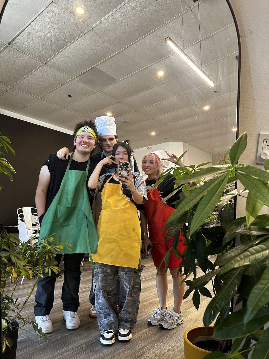 OfflineTV's tweet photo. WE(‘RE) COOKED 🍳

WE SERVED OUR FANS FOR OVERCOOKED IRL! 🧑‍🍳🍔

https://t.co/R7NxNHWq1l https://t.co/bJQ6ok7GCf
