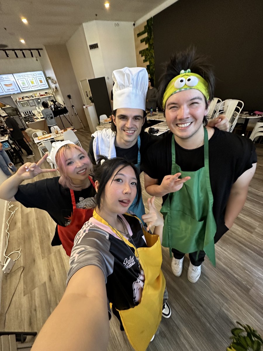 OfflineTV's tweet photo. WE(‘RE) COOKED 🍳

WE SERVED OUR FANS FOR OVERCOOKED IRL! 🧑‍🍳🍔

https://t.co/R7NxNHWq1l https://t.co/bJQ6ok7GCf