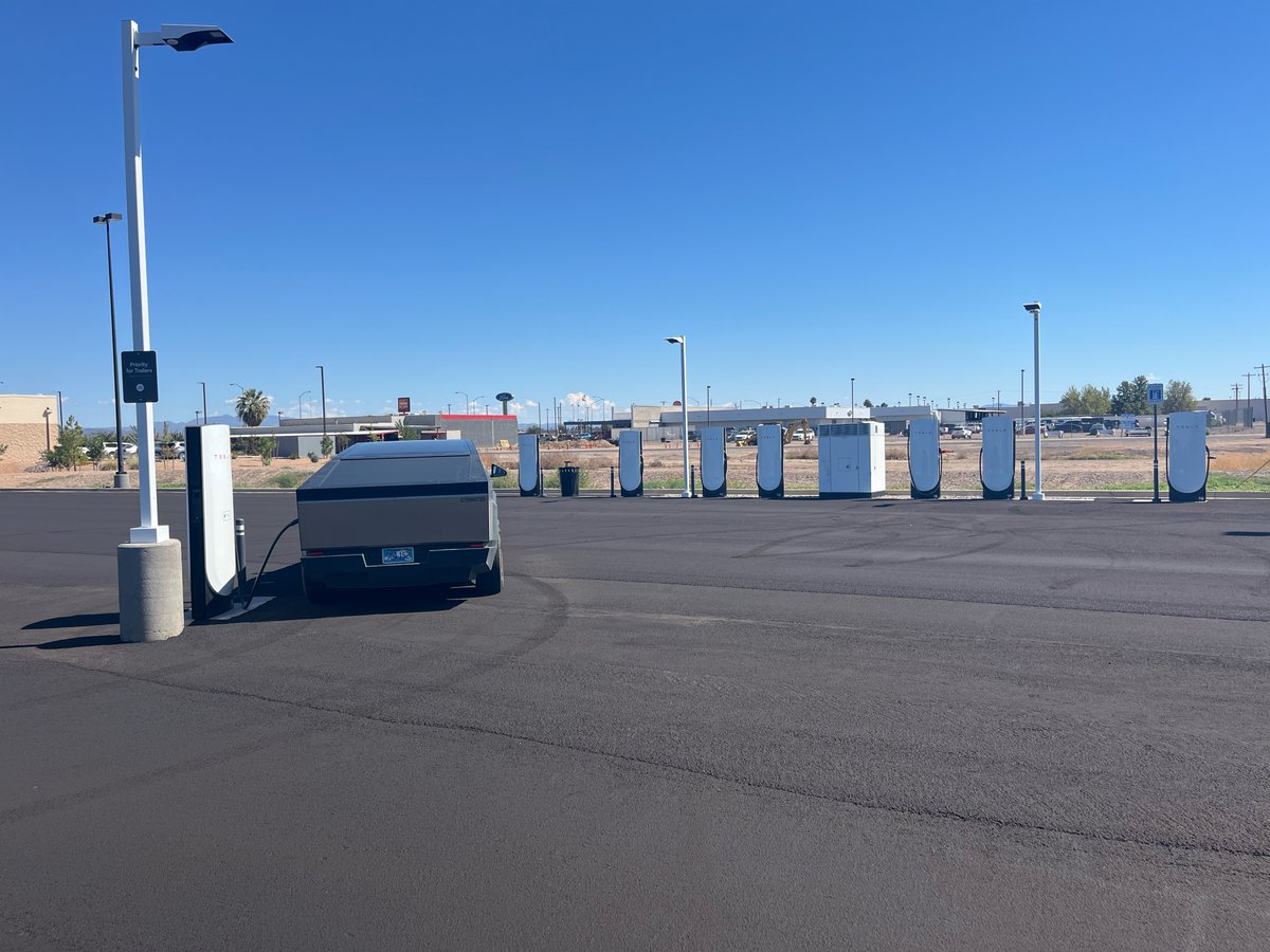 TeslaCharging's tweet photo. New Tesla Supercharger: Thatcher, AZ (8 stalls) 
https://t.co/k1qt2D9uxi https://t.co/l98mMa4GnO
