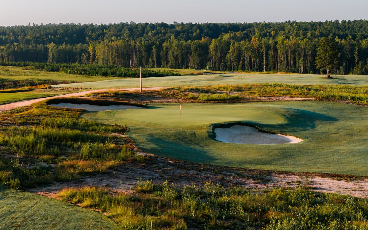 LINKSMagazine's tweet photo. “The land always struck me as a ‘dashing scoundrel.’ It’s equal parts elegant and unkempt at the same time. Sort of like if Mick Jagger was a golf course.”

Mike Koprowski details the developing destination at @candyrootlodge &amp; more: https://t.co/2Dvka9bfXz

📸: @carolina_pines_ https://t.co/hdJtIpid2h