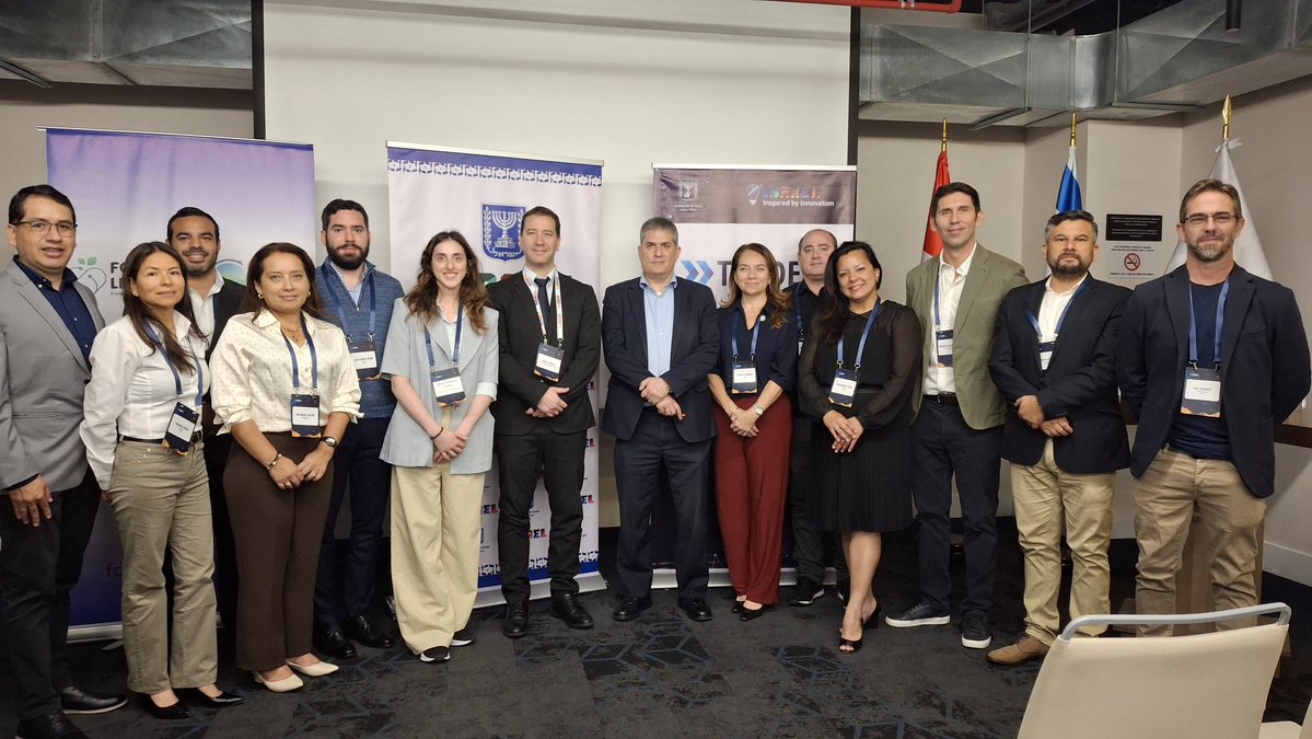 IsraelinPeru's tweet photo. 🌱 Exitoso Roadshow AgTech en Lima. 
Reunimos al sector agroexportador con empresas israelíes líderes en tecnología e innovación agrícola 🇮🇱🇵🇪.
​Contamos con la presencia del Embajador de Israel @galida12, el Vice ministro de Desarrollo de Agrcultura Familiar e Infraestructura Agraria y Riego de @midagriperu, José Luis Bustamante, la Srta. Amora Carbajal, representante de @AGAP_PERU y el Agregado Comercial de Israel, Ohad Tzadok.
​Empresas como Biotization, CropX, Treetescope, Netafim, Rivulis, Omerna Bio, Phytec, Gat Fert. y Bermad presentaron avances en riego inteligente, sensores y biotecnología, seguidas de reuniones B2B clave para el agro peruano. 🌾💧
¡Seguimos compartiendo tecnología!

​#AgTech #Perú #Israel #Agroexportación #Sostenibilidad