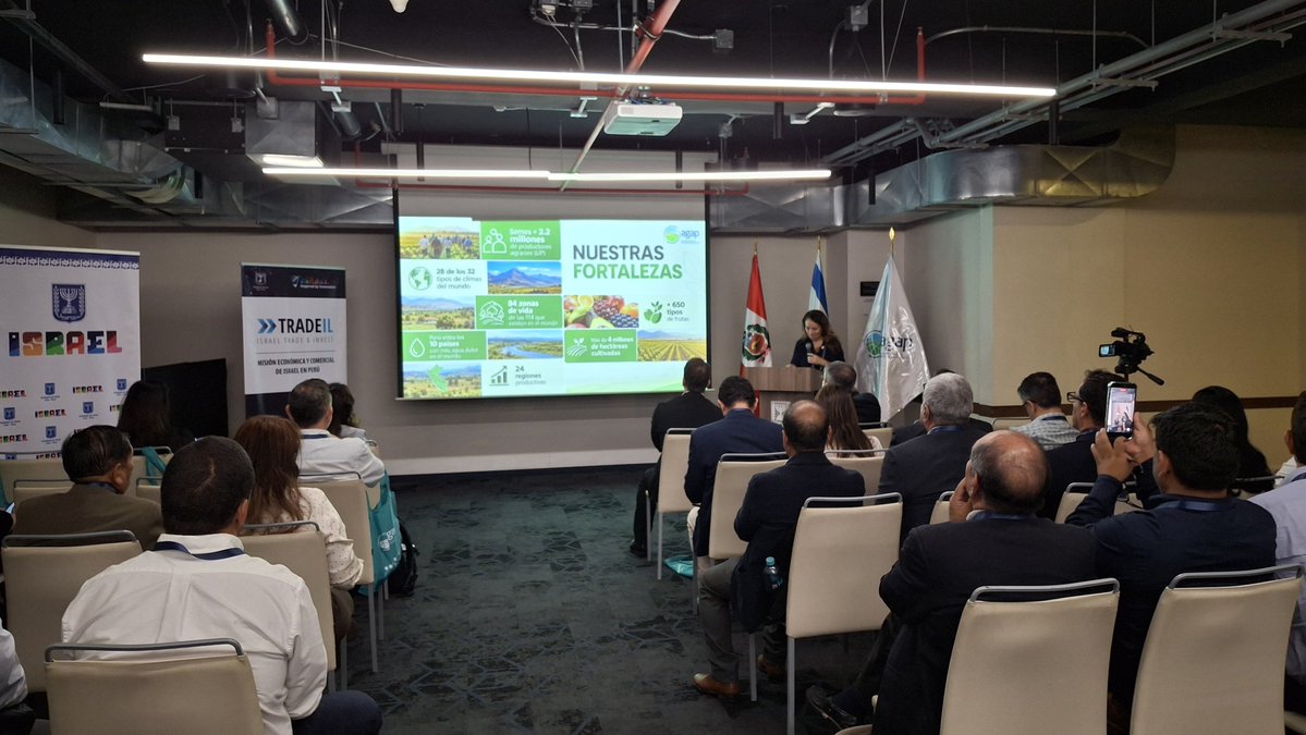 IsraelinPeru's tweet photo. 🌱 Exitoso Roadshow AgTech en Lima. 
Reunimos al sector agroexportador con empresas israelíes líderes en tecnología e innovación agrícola 🇮🇱🇵🇪.
​Contamos con la presencia del Embajador de Israel @galida12, el Vice ministro de Desarrollo de Agrcultura Familiar e Infraestructura Agraria y Riego de @midagriperu, José Luis Bustamante, la Srta. Amora Carbajal, representante de @AGAP_PERU y el Agregado Comercial de Israel, Ohad Tzadok.
​Empresas como Biotization, CropX, Treetescope, Netafim, Rivulis, Omerna Bio, Phytec, Gat Fert. y Bermad presentaron avances en riego inteligente, sensores y biotecnología, seguidas de reuniones B2B clave para el agro peruano. 🌾💧
¡Seguimos compartiendo tecnología!

​#AgTech #Perú #Israel #Agroexportación #Sostenibilidad