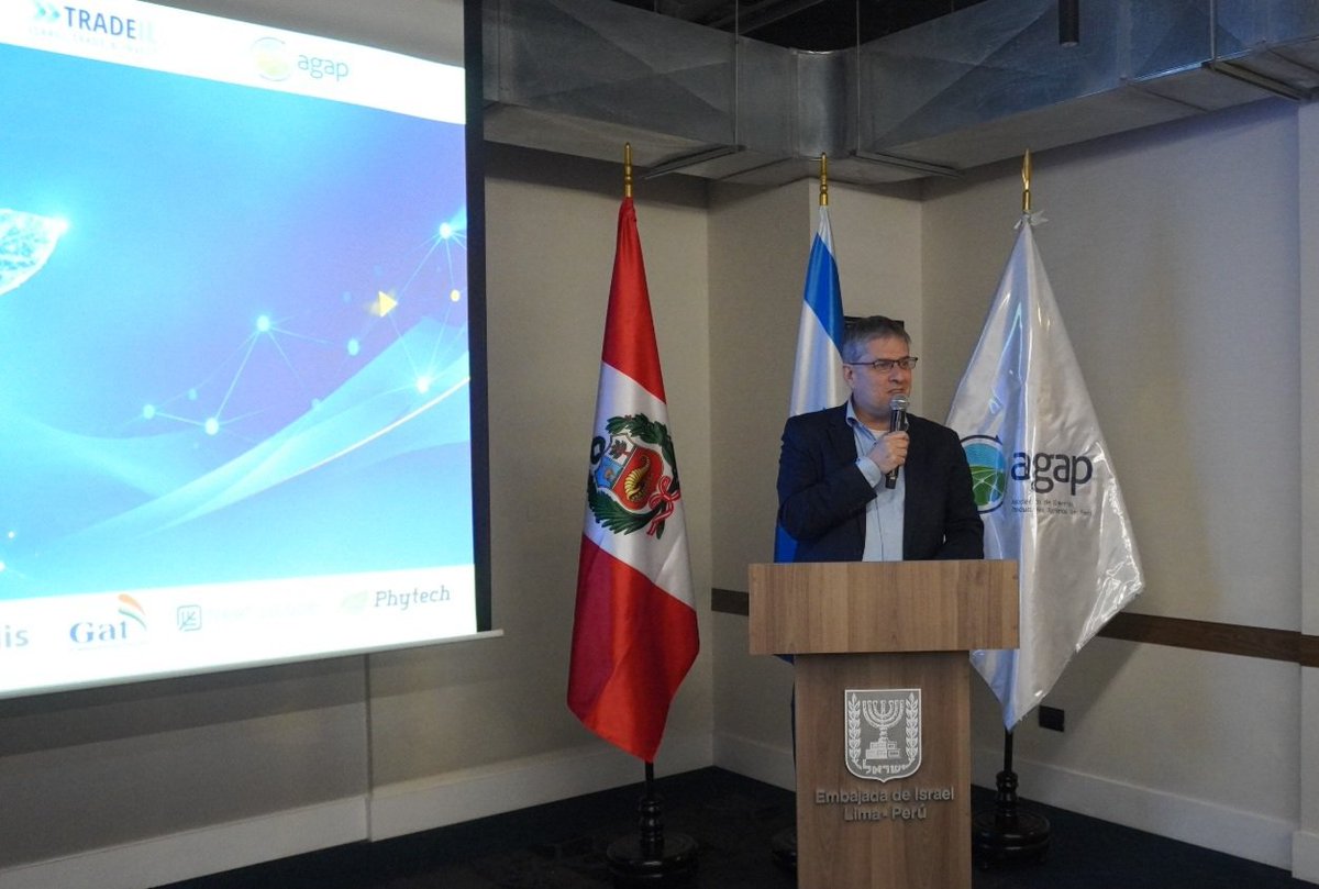 IsraelinPeru's tweet photo. 🌱 Exitoso Roadshow AgTech en Lima. 
Reunimos al sector agroexportador con empresas israelíes líderes en tecnología e innovación agrícola 🇮🇱🇵🇪.
​Contamos con la presencia del Embajador de Israel @galida12, el Vice ministro de Desarrollo de Agrcultura Familiar e Infraestructura Agraria y Riego de @midagriperu, José Luis Bustamante, la Srta. Amora Carbajal, representante de @AGAP_PERU y el Agregado Comercial de Israel, Ohad Tzadok.
​Empresas como Biotization, CropX, Treetescope, Netafim, Rivulis, Omerna Bio, Phytec, Gat Fert. y Bermad presentaron avances en riego inteligente, sensores y biotecnología, seguidas de reuniones B2B clave para el agro peruano. 🌾💧
¡Seguimos compartiendo tecnología!

​#AgTech #Perú #Israel #Agroexportación #Sostenibilidad