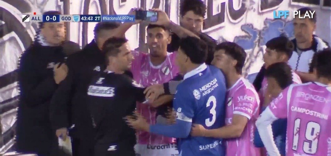 AscensoHundido's tweet photo. PARA LOS QUE NOS PREGUNTAN COMO ES EL VAR EN LA #BNACIONAL 👍 https://t.co/yoq1Izhosv