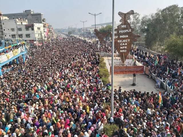 PoojaMathur01's tweet photo. जब मैं कहती हूं कि भाजपा के खिलाफ होने वाले आंदोलनों में मुसलमानों को अपनी भागीदारी को लेकर गंभीरता से सोचना चाहिए, तो इसके पीछे किसी आंदोलन का विरोध नहीं, बल्कि एक गहरी फिक्र और डर होता है।

यह डर उन मुस्लिम नौजवानों को देखकर पैदा होता है, जो दूसरों के हक की लड़ाई लड़ते-लड़ते सालों जेल में बंद रहते हैं और फिर एक दिन उन्हें पूछने वाला भी कोई नहीं होता।

🧵 आगे पढ़िए…

- पूजा माथुर