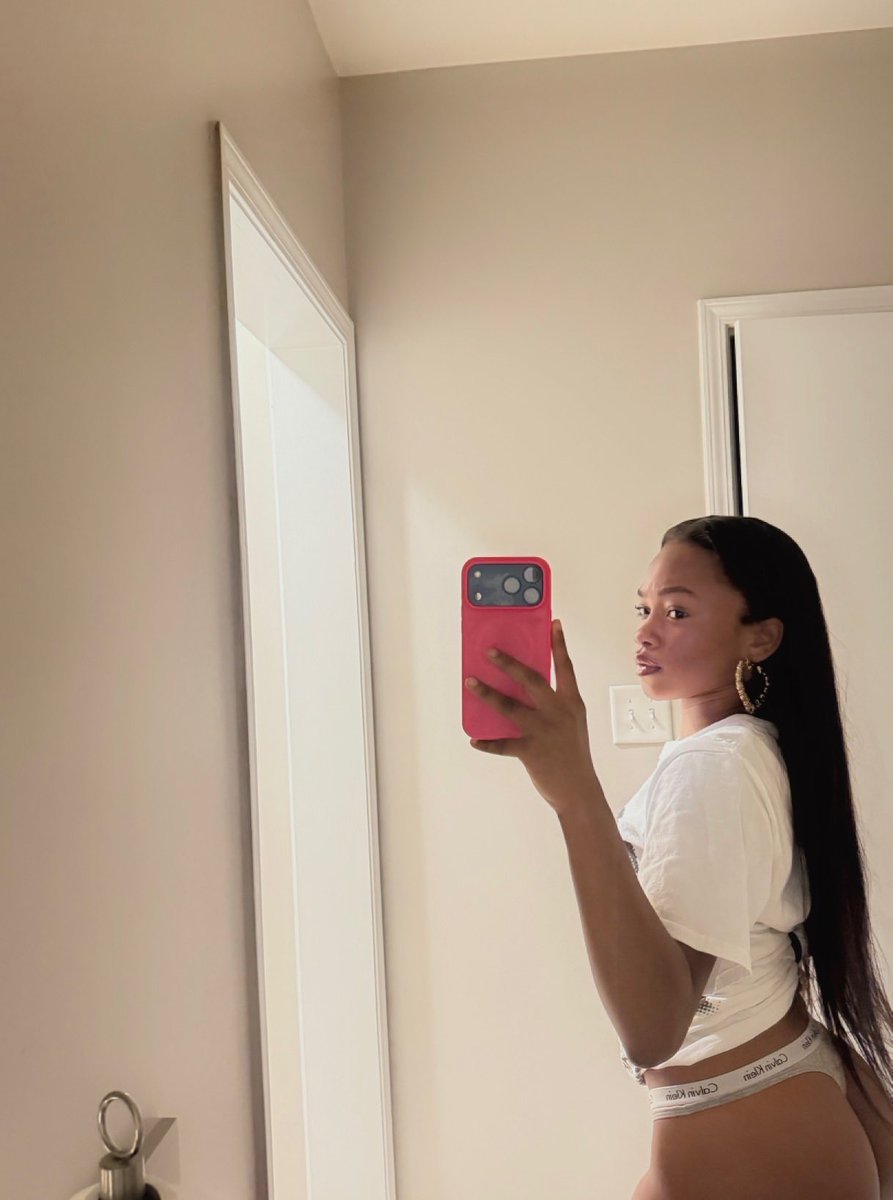 queenjennaee's tweet photo. Working hard https://t.co/1qmGySs7z4