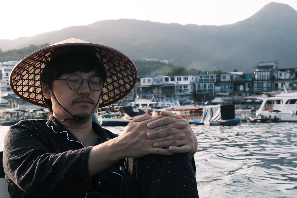 CaptainLufei999's tweet photo. 马上2w粉了，聊点抖爸爸不让说的
分享下我的投资蠢策略：
我的做法及其保守 
美股：qqq spy brk （80%）
             ufo vht（10%）
qqq spy 做期权put call双买双备兑，put行权买正股，call到行权价就再买一份正股等期权行权卖出保证底仓不被卖掉。多数时间卖末日期权。隐含博动率高就卖中长期。
期权金收益买自己偏爱的股票只持有不出售。

港股：
正股只有 腾讯 阿里  
基本卖1个月后的期权，单卖put备兑。期权金收益投全球创性药抽奖。

A股：
只买茅台 分段买入目标价800满仓，目标亏损800满仓亏25%

所有的保证收益，货币基因保证金收益和渣打私行活期的百分之4，按年算第二年投入到多头策略的私募如千禧年等。

我的投资方法是只合适我自己，特别适合有现金资产且不怕踏空的人，因为你一定要保证你的保证金储备量，建仓极慢，实际操作的难点在，sell call 备兑如果大波动行情就浪费大量的交易费，我之前也想过给个指标及时停止到实际测试收益会大幅度降低得不偿失。

拍砖引玉，大家多多装逼

本人不回复任何私信，私信进用于连麦，
如有主动私信都是骗子，以上纯为个人投资观点，不构成投资建议。