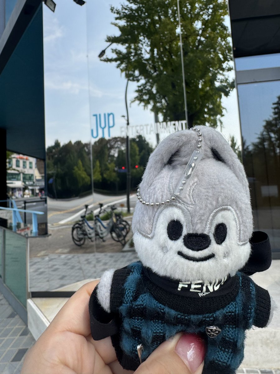 sy498's tweet photo. 3日目🇰🇷
聖地巡り
3万歩歩いた https://t.co/E7yj6m6PYw