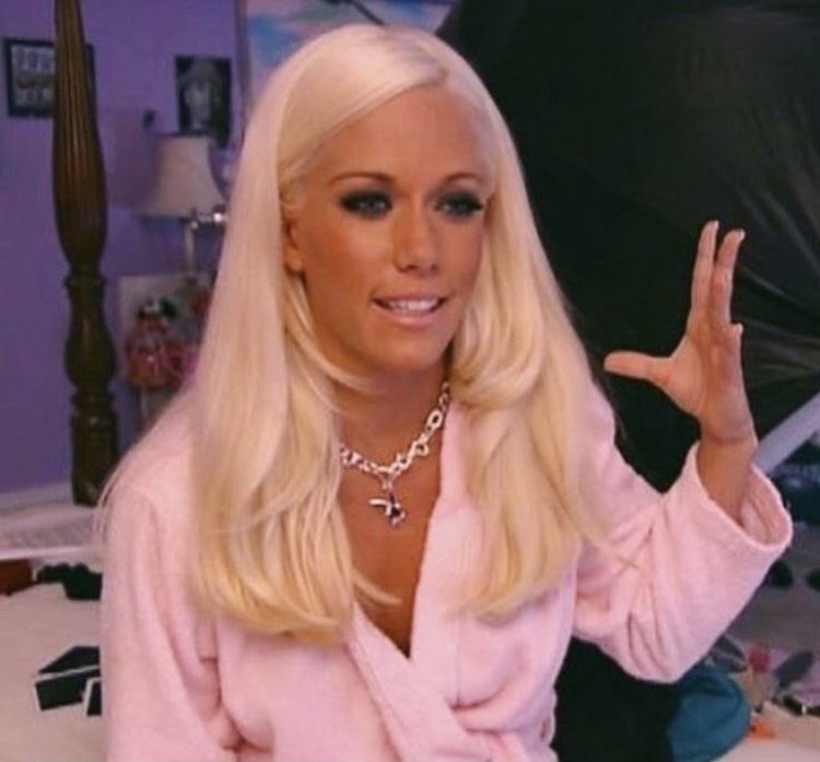 strawbunnybisou's tweet photo. literally till this day kendra had the most insane shade of platinum blonde to me!! it looked so good and healthy and thick!! https://t.co/uvN2HHLIkg
