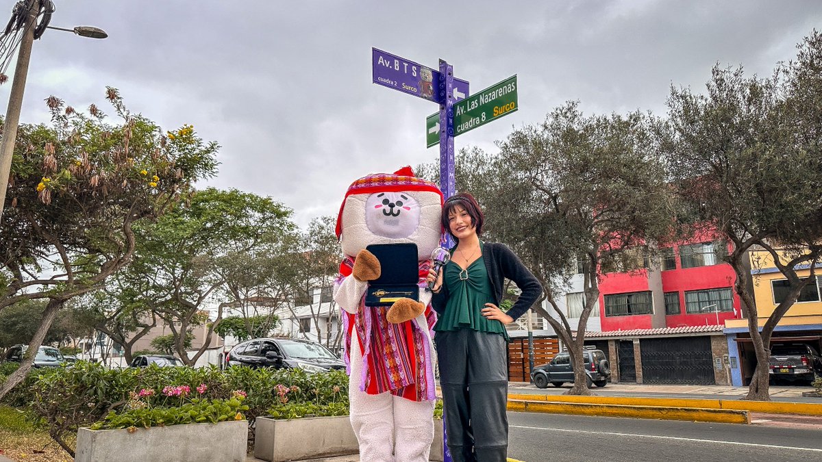 munisurco1's tweet photo. 💜🔑 ¡ARMY, un reconocimiento especial para recordar esta celebración!
Como cierre de las actividades realizadas por la visita de BTS al Perú, en representación de ARMY de Perú, @bts_peru1 recibió simbólicamente la Llave de Surco de manos del alcalde del distrito.(1/2) https://t.co/qxl1NqtGSp