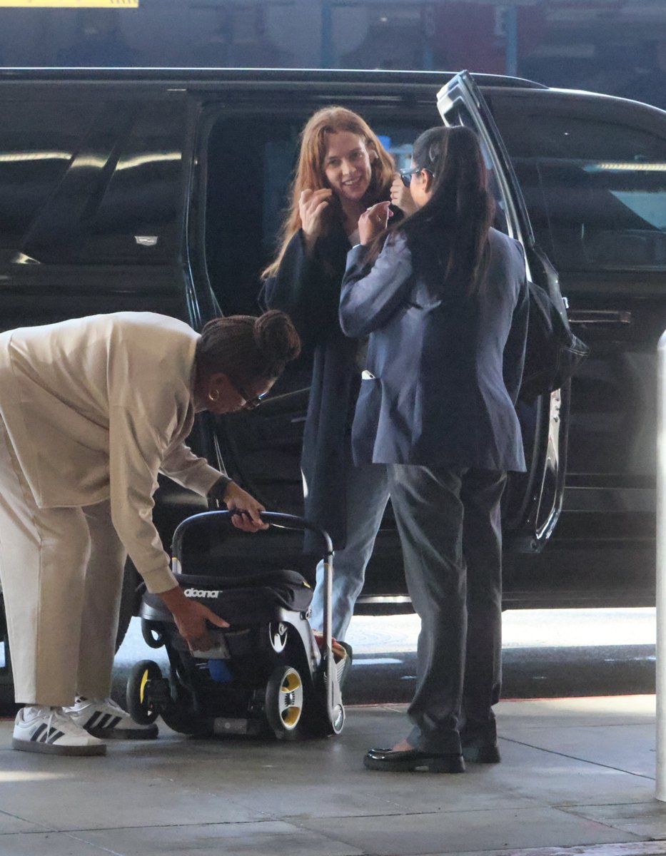 keoughphotos's tweet photo. MOM OF 3!!! Riley Keough seen arriving at LAX airport in Los Angeles

More photos: https://t.co/Q2TigDWXC5 https://t.co/iHPbO0qRKX