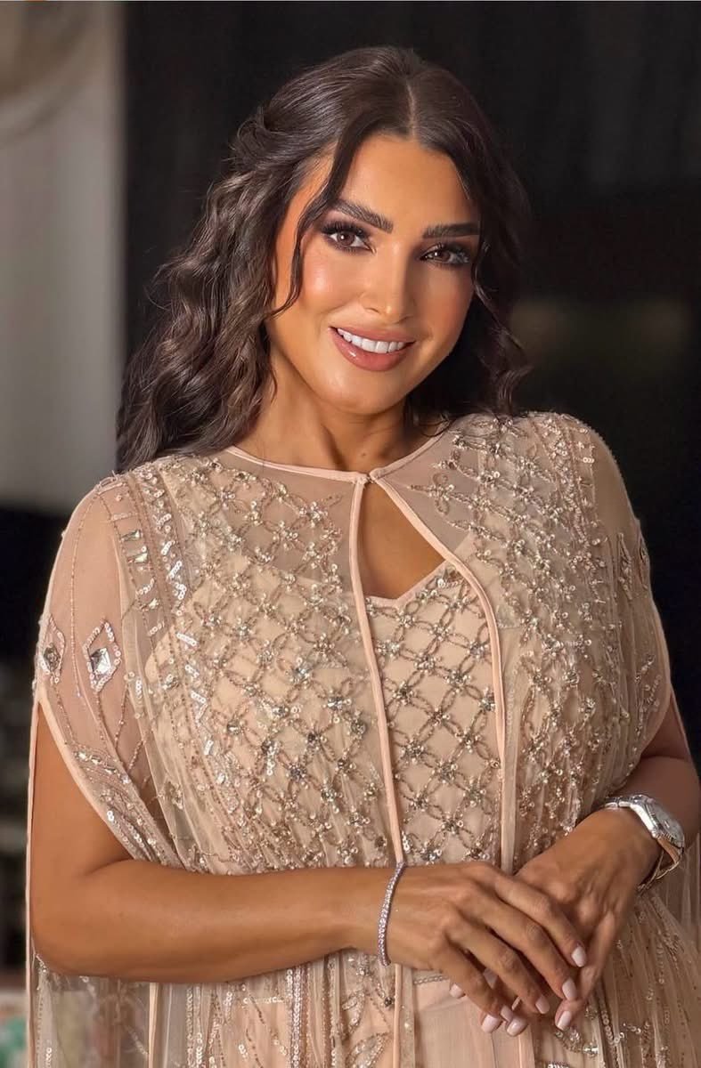 sphinx_trend's tweet photo. الفنانة روجينا تقلب السوشيال ميديا بأحدث ظهور ليها
إطلالة ملكية عبارة عن فستان وعباية "كاب" بلون نيود هادي وتطريز يدوي فضي وذهبي فخم جداً شياكة ونعومة غير طبيعية خطفت بيها القلوب والعين👑✨ 
#روجينا https://t.co/avMxQMsb10